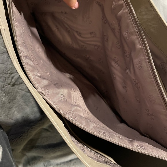 Tory Burch York Tote. - Picture 8 of 11